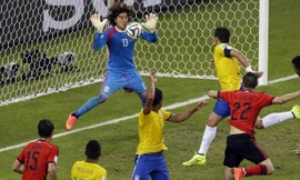 Các cầu thủ Brazil bất lực trước khung thành của Guillermo Ochoa. Ảnh: AP