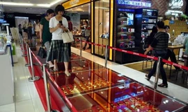 Khu mua sắm dùng hơn 600 thỏi vàng lát đường đi