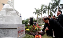 Giảng viên và sinh viên cùng dâng hoa trước tượng danh nhân