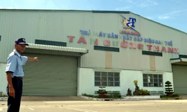 Bảo vệ một ngân hàng túc trực ở Tân Cường Thành. Ảnh: Thanh Trần