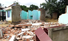 Nhà cửa kiên cố ở Bút Tưa đã bị dân làng đập bỏ không thương tiếc. Ảnh: Nguyễn Thành