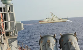 Hai tàu HQ 377 và HQ 378 luyện binh trên biển