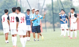 HLV Miura (giữa) thể hiện tính kỷ luật cao ngay trong buổi tập đầu tiên của ĐT Olympic VN chuẩn bị cho Asiad. ảnh: VSI 