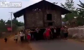 Khiêng cả ngôi nhà chuyển đến chỗ mới