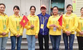 Phóng viên Tiền Phong (giữa) với các tình nguyện viên Trung Quốc. Ảnh: NGUYỄN MINH