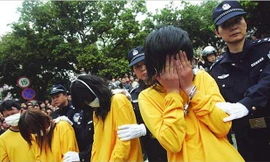 Gái mại dâm bị bêu gương trước công chúng ở tỉnh Quảng Đông. Ảnh: New York Times