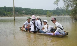 Học sinh sơ tán mùa bão lũ. Ảnh: VietNamNet.