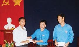  Anh Tiến (trái) và anh Hoa (phải) nhận quà từ đoàn hành trinh Tuổi trẻ vì biển đảo quê hương 2013