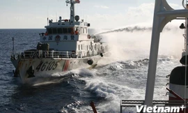 Tàu Trung Quốc ngang ngược dùng vòi rồng tấn công tàu cảnh sát biển Việt Nam. Ảnh: Vietnam+