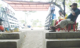 Căn nhà 346/112 Phan Văn Trị như một cái hang, phải xây bậc tam cấp để leo ra đường Phạm Văn Đồng. ảnh: LT