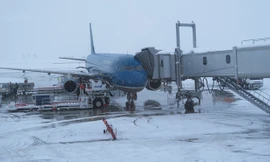 Chiếc máy bay đầu tiên của Vietnam Airlines xuất hiện tại sân bay Asahikawa Nhật Bản phủ đầy tuyết. Ảnh: Vũ Tiến