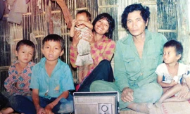 Tỉnh trưởng Fulro Tounéh Đen đưa vợ con ra hànga