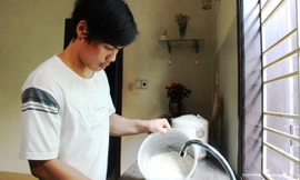 Thủ khoa kép Nguyễn Quốc Hùng không chỉ là người trò giỏi mà còn là một đứa con ngoan của gia đình. Ảnh: Đắc Đức