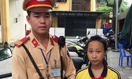 Thượng sĩ Thành tìm đến trường trao trả lại cặp sách cho em Phương