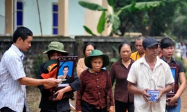 Nước mắt trong lễ cầu siêu tại hiện trường máy bay rơi