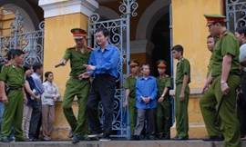 Các bị cáo bị giải về sau phiên tòa.