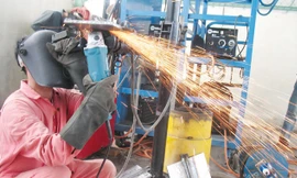 Đa số thanh niên hiện đang thích làm “thầy” hơn làm “thợ”. (Trong ảnh: Học nghề hàn bậc cao 6G - một nghề đang thiếu tại nhiều công trình xây dựng lớn hiện nay). ảnh: Phong Cầm