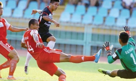 Đồng Tâm Long An (áo đen) hòa may mắn trước Đồng Nai. Ảnh: Dương Thu