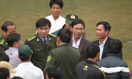 Hùng “mía” có mặt ở tất cả các cuộc hội ý của cơ quan chức năng. Trong ảnh Hùng “mía” (x) cùng với ông Tân (hạt trưởng), ông Vũ (phó chủ tịch huyện) bàn chuyện trục vớt