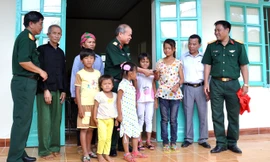 Thiếu tướng Lê Đức Thọ trao chìa khóa nhà cho cháu Dinh. Ảnh: Thiên Thảo