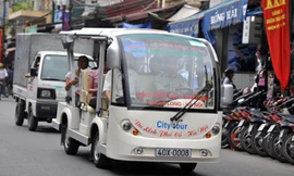 Hà Nội đã đưa ôtô điện vào sử dụng từ năm 2010 nhưng phương tiện này vẫn phải chen lấn giữa dòng xe cộ khác trên phố khiến nhiều người e ngại. 