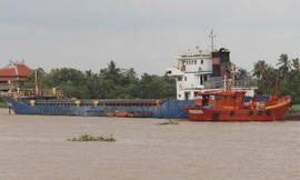 Con tàu gặp sự cố trên sông Đồng Nai