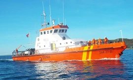 Tàu SAR27-01 neo đậu tại cầu cảng Nhatrang MRCC (TP Nha Trang) đã lên đường cứu nạn tàu cá Quảng Nam. Ảnh: Viết Hảo