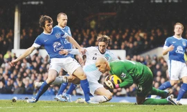 Chelsea từng sụp đổ trước Everton hồi đầu mùa. Ảnh: Metro