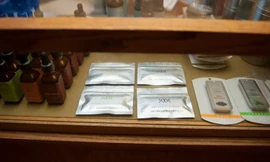 Cần sa được bày bán tại một cửa hàng hợp pháp ở thành phố Denver .