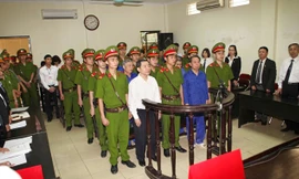 Năm 2014, bị cáo Dương Chí Dũng (áo trắng) và các đồng phạm đã bị xét xử về tội tham ô tài sản. Ảnh: Nguyến Tấn