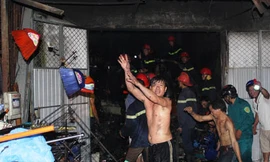 Gần 200 người cứu kho hàng cháy dữ dội trong đêm