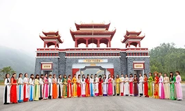 Người đẹp tạo dáng trên đỉnh núi Tây Thiên