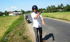 Ông Dũng thuật lại vụ cướp tại hiện trường. Ảnh: Người lao động.