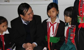 Thứ trưởng Bộ GD&ĐT Trần Quang Quý chia sẻ niềm vui với học sinh trong ngôi nhà bán trú mới