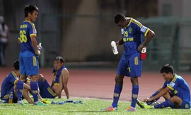  Các cầu thủ HV An Giang thất vọng sau khi thua trận “chung kết ngược” trước ĐTLA cuối tuần qua. ảnh: VSI 