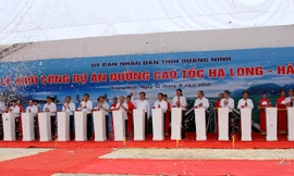 Thủ tướng Nguyễn Tấn Dũng nhấn nút khởi công dự án đường cao tốc Hạ Long-Hải Phòng. ảnh: Đỗ Hoàng