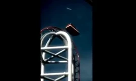 Kinh hoàng cảnh tàu lượn siêu tốc bay khỏi đường ray