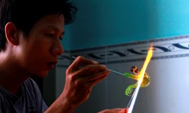Xem nghệ nhân 'chế tác' rồng thuỷ tinh trong 10 phút
