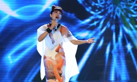 Hà Trần thể hiện “Bài ca hy vọng”- bài hát chủ đề Giai điệu Tự hào kỳ 9. Ảnh: Gia Tiến