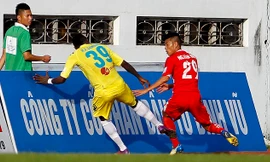 Những pha phạm lỗi không thương tiếc với cầu thủ đối phương của Văn Nam (phải) khiến Samson (trái) có phản ứng trả đũa. ảnh: VSI