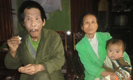 Vợ chồng anh Nguyễn Hữu Thu và cháu. Ảnh: K.N