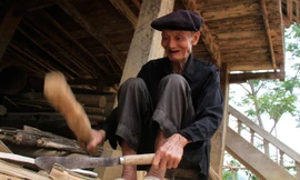  Cựu binh Lường Văn Phúc (104 tuổi) hằng ngày vẫn vào rừng chặt tre, chẻ củi đỡ đần con cháu. Ảnh: Như Ý