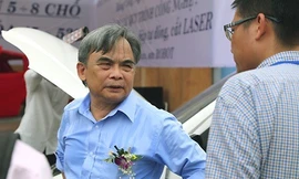 Chủ tịch Vinaxuki Bùi Ngọc Huyên trao đổi với khách hàng tại triển lãm Auto Expo 2014.