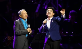 Trọng Tấn (phải) công nhận học hỏi Kiều Hưng (trái) trong cách hát. Ảnh: N.M.Hà