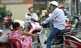  Cò vé chặn người đi đường chào mời mua vé trước cổng Ga Sài Gòn. Ảnh: HT