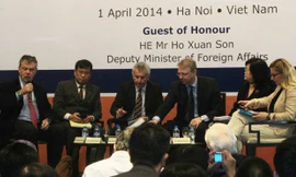 Các học giả trao đổi tại hội thảo (GS Joseph Weiler ở bìa trái). Ảnh: Trúc Quỳnh