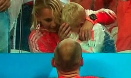 Con trai Robben khóc ròng trên khán đài, không thèm nhìn bố