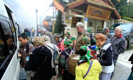 Người dân vùng cao đang mời chào du khách bán sản phẩm họ làm ra (ảnh chụp tại Sa Pa). Ảnh: Ngọc Châu