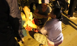 Vợ ngất lịm khi thấy chồng gục chết trên đường