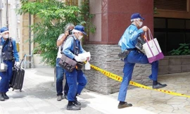 Cảnh sát lục soát căn hộ của nghi phạm.